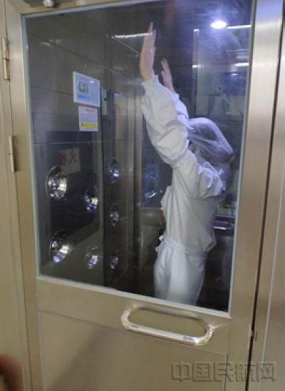 民用航空食品生產都得經(jīng)過風淋室 民用航空食品生產都得經(jīng)過風淋室
