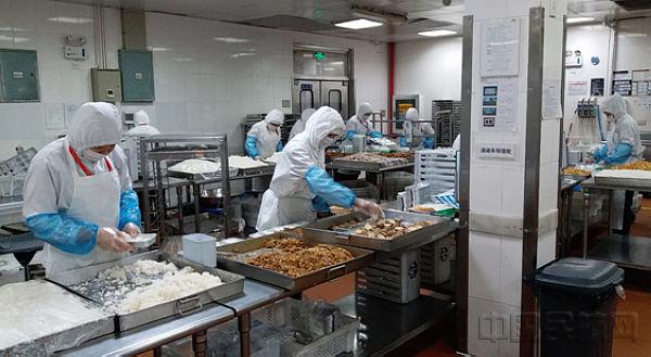 民用航空食品生產都得經(jīng)過風淋室 民用航空食品生產都得經(jīng)過風淋室